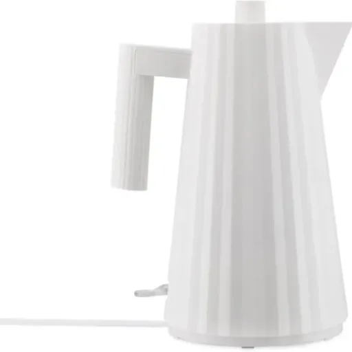 Alessi Plissé MDL06 W Review: a design kettle that looks great but isn’t for everyone